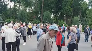 Харьков, танцы в парке; Пьяная баба показывает дули.