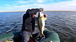 Meiram Ishim Fishing is heading to Slava. Cool Fishing in Yakutia on first ice. Pike perch 6 kg.
