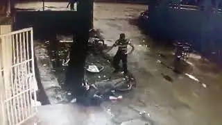 Внезапные быки затоптали отвлекшегося на СМС мужчину