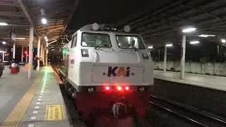 Hunting Kereta Malam di Stasiun Jatinegara