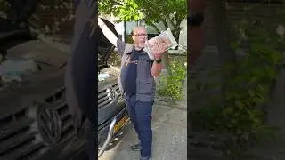 Kokend achter het stuur