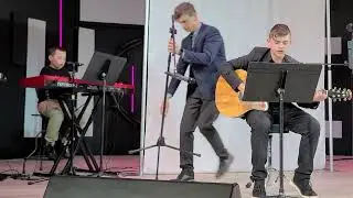 Казнили Христа,  и в скале погребли....
