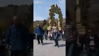 Дедуля вытанцовывает