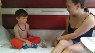 А И Б в поезде оказались забавной игрой:)
