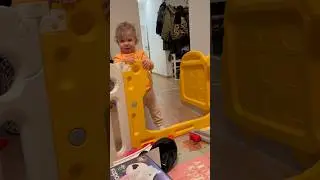 Танцует 💃😅