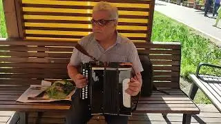 Классный гармонист, самоучка Иван Иванович. Играет для нас в парке Кузьминки 13.05.23 г.