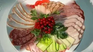 Красивая мясная нарезка, нарезка колбасы на стол