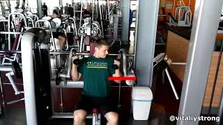 Разгибание рук на тренажере