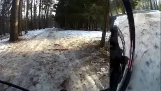 Спуск со скользкой горы на велосипеде