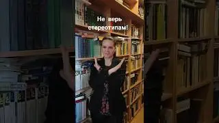 Забитая восточная женщина дома 