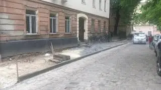 У Львові комунальники розрили тротуар і залишили його