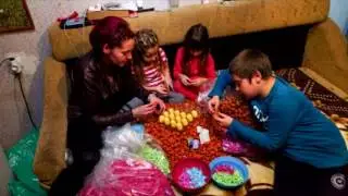 Как фасуют игрушки для шоколадных яиц