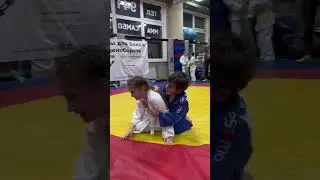 Девочки - они всегда девочки 🌸посмотреть на себя в зеркало всегда найдут время ) #judo #judokids