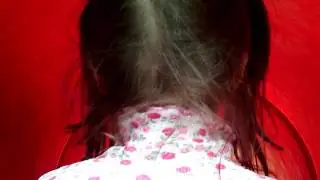 Ника скатывается вниз с горы на скейте