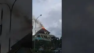 masya allah masjid raya kebakar atapnya...semoga tidak ada korban