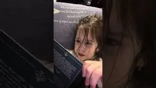 Угадайте что она читает ))
