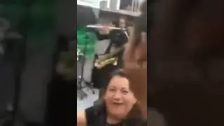 no mms el Omar sigue siendo la misma mmd😂lo recibieron con la Bostik el viajero😅a su regreso de EU😛