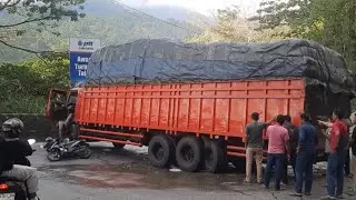 Innalillahi, Detik Detik Mengerikan Pengendara Motor Terjatuh Ganjal Kayu Pecah di Sitinjau Lauik