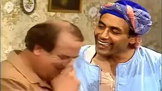 احمد بدير يخرج عن النص ويحرج حسن حسني قدام الجمهور وهو مش قادر يمسك نفسه من الضحك😂😂جيت ازاي يا حسن🤣🤣
