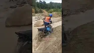 Perjalanan melalui hutan belantara di Aceh #shorts #motorbike