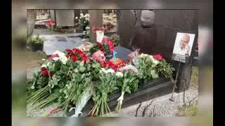 В первую годовщину смерти Жванецкого на его могиле появился памятник