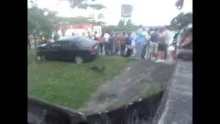 Crash !!!! Two cars crashes and one gets into ducts !