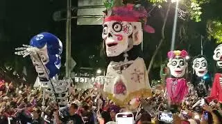 primera parte del desfile de catrinas  en le angel de la independencia
