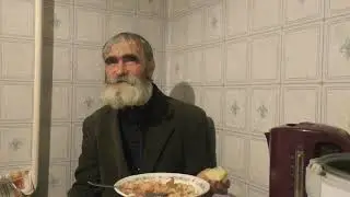 Василий. За один час сочинил три строчки. За два часа поел. Часть 1