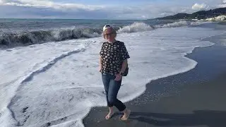 Лоо. Гуляем. Море штормит. Идём до Горного воздуха по берегу.