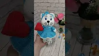 Обзор белая кошечка с сердечком ручной работы.