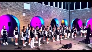 Valentina e Martina & Piccolo Coro: Fratelli tutti, se vuoi.