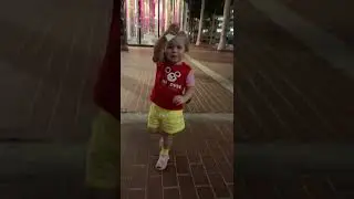 Малышка хочет сесть на плечи к папе