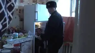 Cпрятался в холодильнике