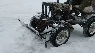 чистим снег на минитракторе 7 л. с.