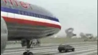 Flugzeug landet auf der Autobahn/ plane lands on the highway