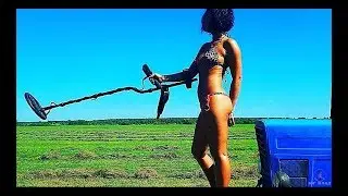 Девушки с металлоискателем. Часть 6/Girls with metal detector. Part 6