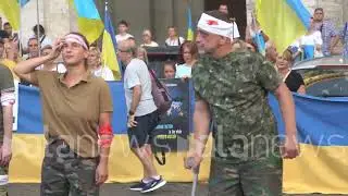 Il flash mob per chiedere la liberazione dei soldati ucraini in occasione della festa d'indipendenz