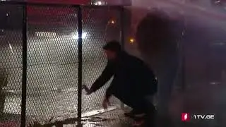 Полиция применила водометы против оппозиции у ЦИК Грузии - დაპირისპირება ცესკო ს შენობასთან