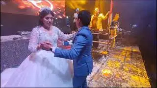 Hugo Ruiz le canta par de anillos a los novios