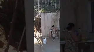 limpando frango caipira