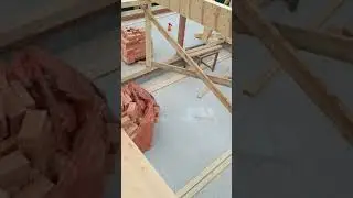 Делаем основание  для конькового прогона. 2 бруса 100*200, обшитая фанерой 20мм.