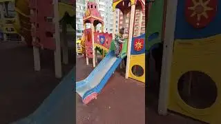 Матвей прыгает с горки