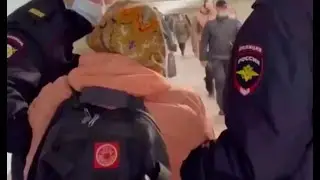 В Москве полицейские задержали бабушку торговавшую цветами