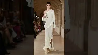 By the way, tops with one sleeve have become a trend of recent seasons.#2023#news#fashion