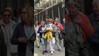 Как Реагируют Европейцы на Девушку Одетую в Платье, которая Идёт по Улице⁉️