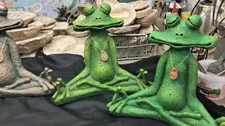 Лягухи медетируют.