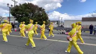 法輪功腰鼓队2021年10月17日参加新泽西海洋郡哥伦布日游行，带去“法轮大法“和“真善忍”的美好，带去喜庆的气氛。她们边走边舞，鼓声铿锵、英姿飒爽、精神抖擞，一路掌声不绝于耳，民众互动热烈。