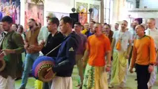 Гаура арати в Храме ИСККОН.