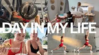 solo girl living in dallas who creates her own 9-5!