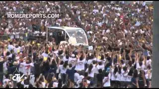 Pope gets rockstar welcome in Manila's Mall of Asia Arena